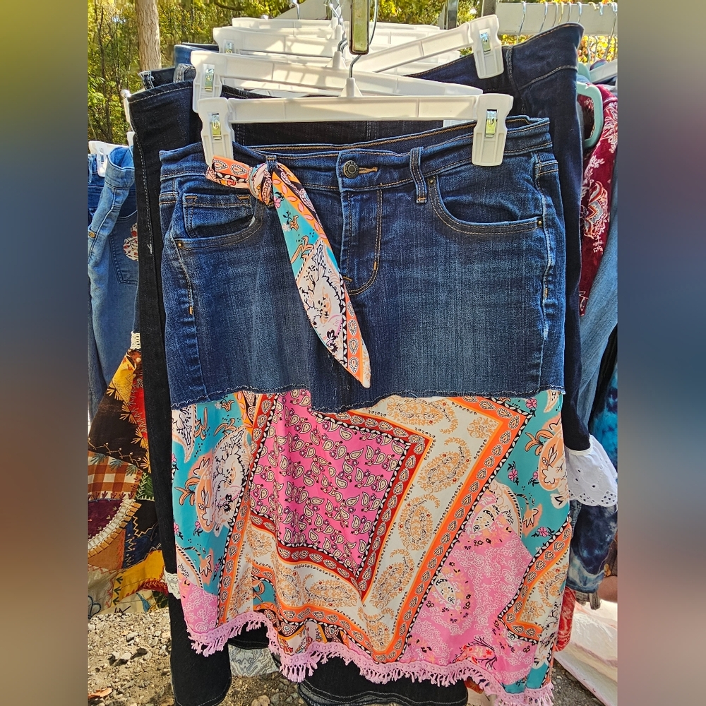 Old Navy Blue Denim Skirt with Floral Accents Size 6